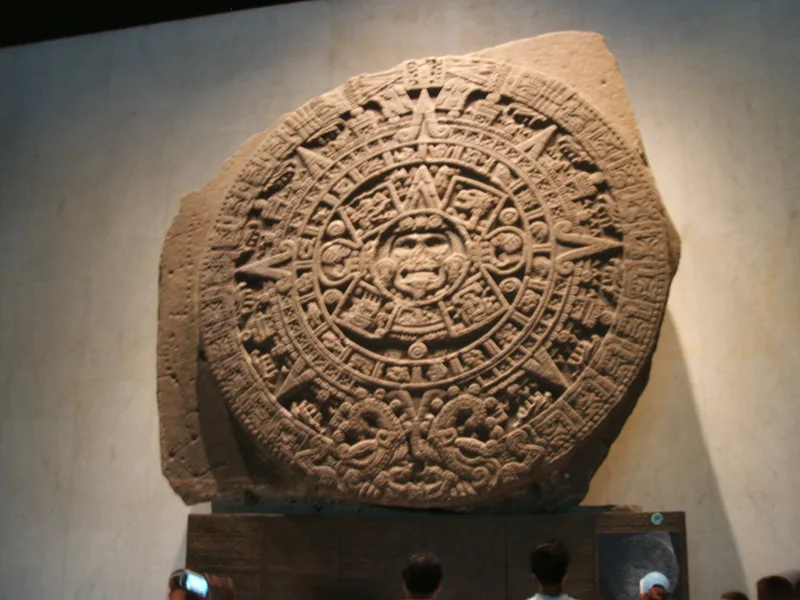 La Pierre du Soleil aztèque représentant les Cinq Soleils
